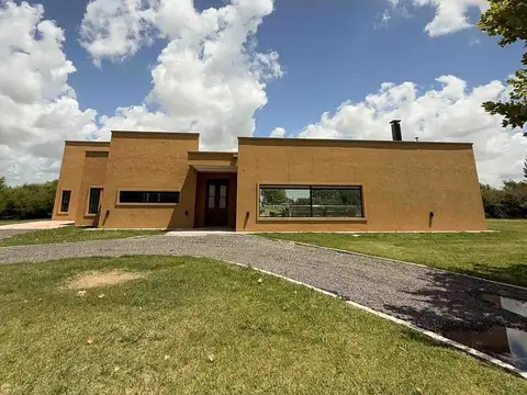 Casa 5 ambientes con 4 baños