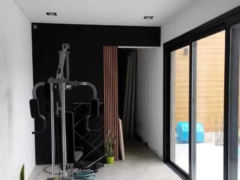 Casa en Alquiler en Área 60, USD 2.000