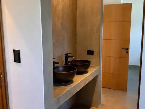Casa 4 ambientes con 3 baños