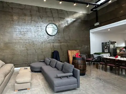 Casa en Alquiler con 2 cocheras