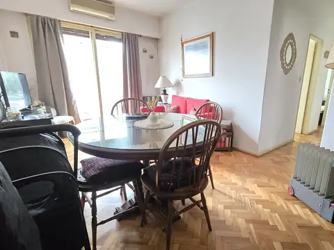 Departamento con balcón al frente, muy luminoso