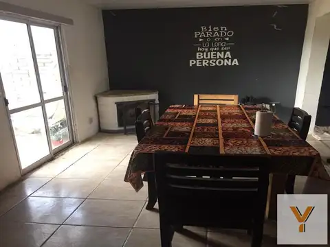 Casa  4 habitaciones 2 baños 1 cochera - Terreno 760mts2 - Villa Elvira
