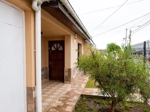 Casa 6 ambientes con 2 baños