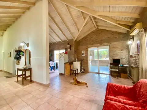 Casa 4 ambientes con 2 baños