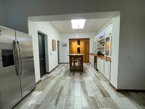 Casa en Venta con 3 cocheras