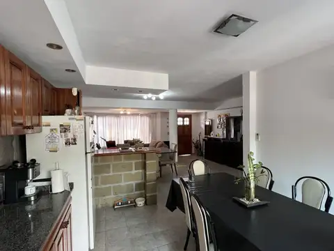 Casa en Venta con 3 cocheras