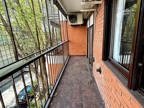 2 AMB. CON BALCÓN CORRIDO EN HERMOSO EDIFICIO!