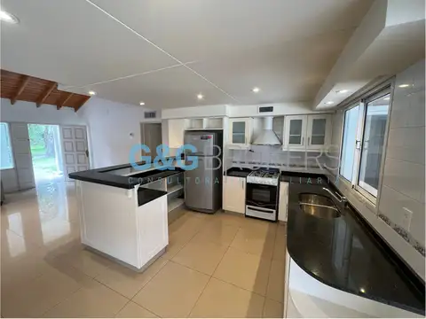 Casa 5 ambientes con 2 baños