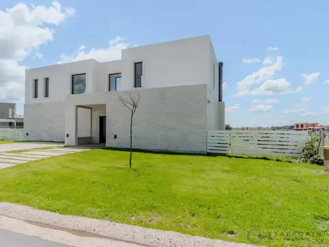 Casa en Venta con 4 cocheras