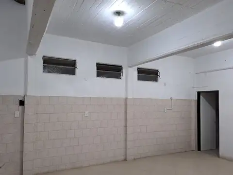 Local en Alquiler en Villa Luzuriaga, USD 1.300