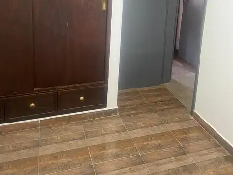 Casa de 2 dormitorios con patio en venta en La Plata sobre Calle 30 [Cod: 2852-111]