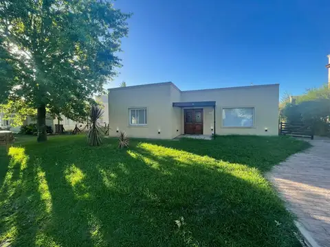 VENTA DE CASA 5 AMBIENTES LUMINOSA PERMUTA BARRIO PRIVADO CARDALES VILLAGE