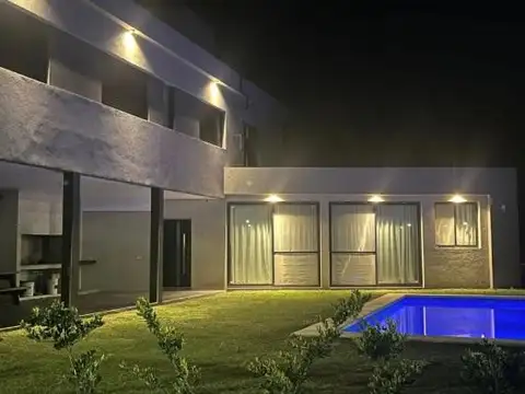 Casa 4 ambientes con 3 baños