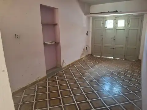 Casa 8 ambientes con 2 baños