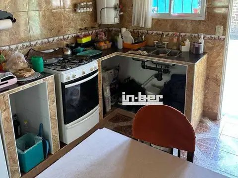 Casa 4 ambientes con 2 baños