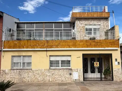 Casa de 4 ambientes con living, comedor, 2 cocinas, baño, un dormitorio, garage y patio en planta baja. En planta alta 2 dormitorios, baño completo; 2 terrazas, quincho con parrilla en la terraza y un galponcito. Se toma prop