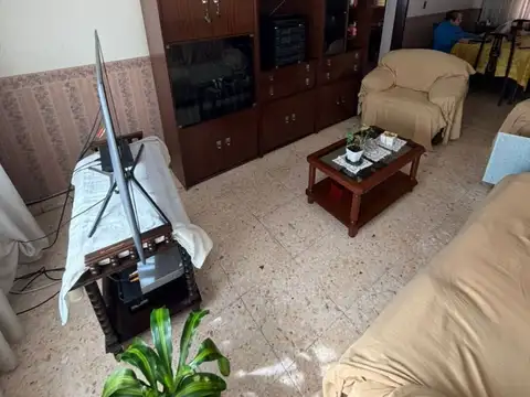 Casa de 4 ambientes con living, comedor, 2 cocinas, baño, un dormitorio, garage y patio en planta baja. En planta alta 2 dormitorios, baño completo; 2 terrazas, quincho con parrilla en la terraza y un galponcito. Se toma prop