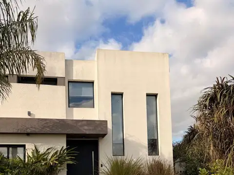Casa 4 amb.c/pileta bajada a la laguna.