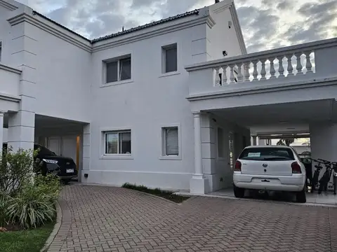 EN ALQUILER - CASA DE 4 DORMITORIOS CON PATIO Y PILETA - MIRAFLORES, FUNES HILLS