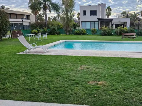 Casa en Alquiler en Funes, USD 2.900