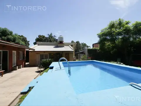 VENTA TERRENO CON CASA 7 AMBIENTES CON PARQUE, PILETA, QUINCHO Y COCHERA EN FLORENCIO VARELA