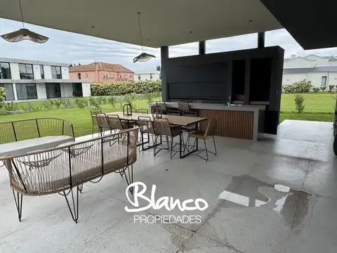 Casa 5 ambientes con 5 baños