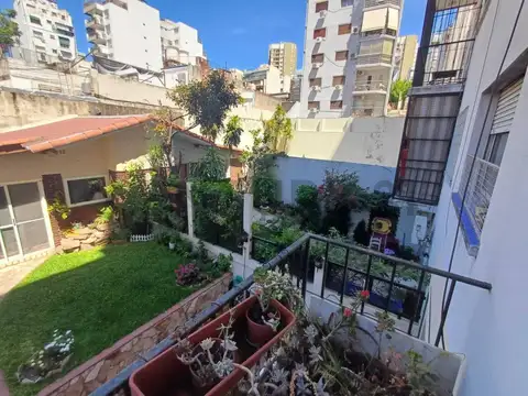 Venta de departamento 3 ambientes con dependencia en Caballito.