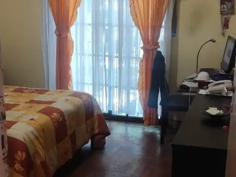  CHALET 6 AMBIENTES CON PATIO, QUINCHO, COCHERA Y PILETA 