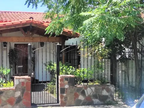  CHALET 6 AMBIENTES CON PATIO, QUINCHO, COCHERA Y PILETA 