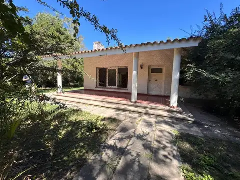 CASA EN VENTA 4 DORMITORIOS LOTE 1200M2 MENDIOLAZA