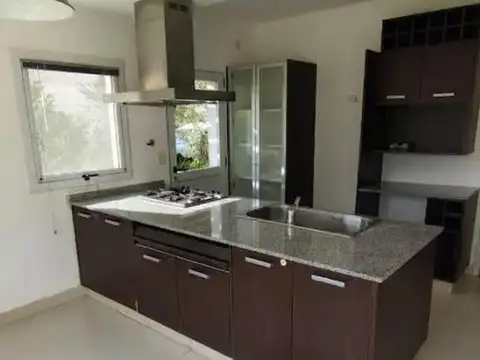 Casa 5 ambientes con 3 baños