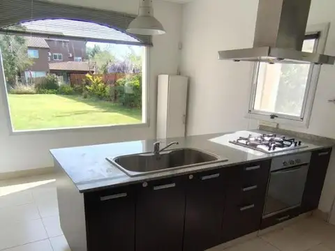 Casa en Alquiler con 1 cochera