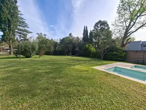 Funes – Parada 14 bis . Exclusiva residencia con amplio parque y piscina