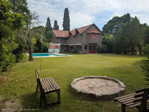 Funes – Parada 14 bis . Exclusiva residencia con amplio parque y piscina