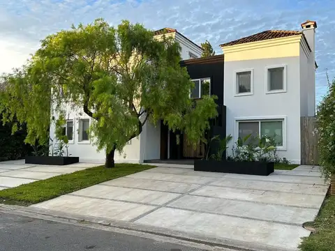 Casa en Venta con 2 cocheras