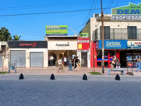 Av. Eva Duarte de Perón al 1356 entre Hipólito Bouchard y El Callao
