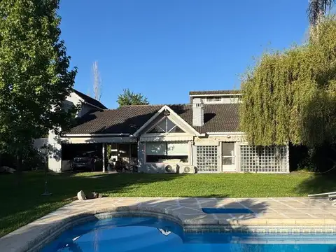 CASA EN VENTA EN CAMPOS DE ÁLVAREZ 5 AMBIENTES