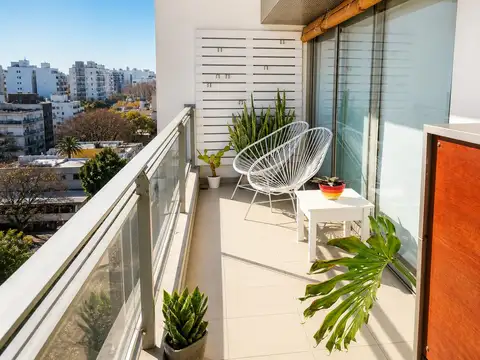 Semipiso de categoría en 43 y 15 sin contactos laterales | Dos habitaciones y balcón corrido
