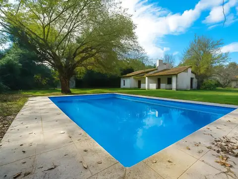 Quinta con pileta y quincho barrio La Trinidad