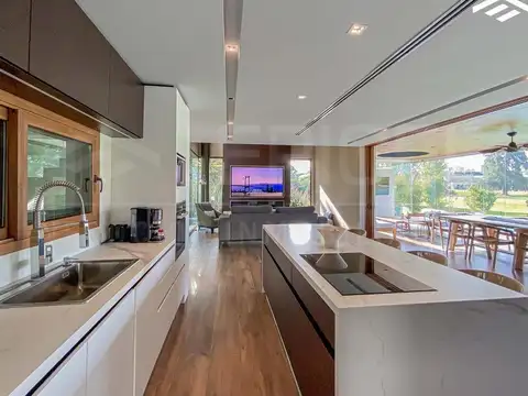 Casa 5 ambientes con 5 baños