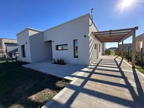 ALQUILER casa, Pilar del Este,  Santa Lucia. PILAR