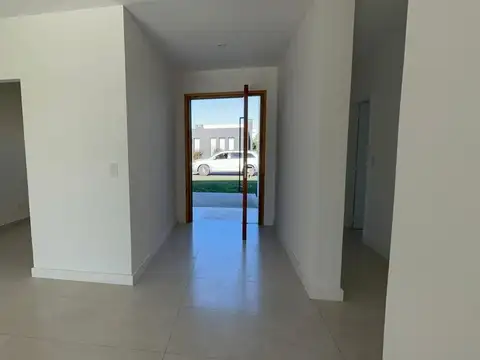 Casa en Alquiler con 2 cocheras