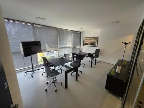 Oficina 8 ambientes con 4 baños