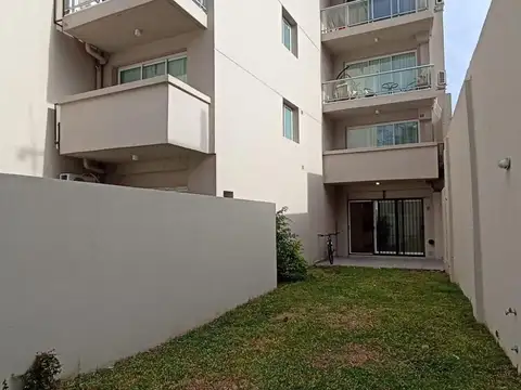 Alquiler departamento monoambiente con patio Belgrano
