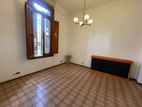 Alquiler Casa 4 ambientes con dependencia , Patio y Cochera