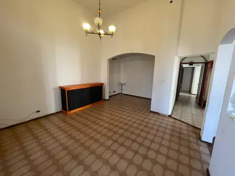 Alquiler Casa 4 ambientes con dependencia , Patio y Cochera
