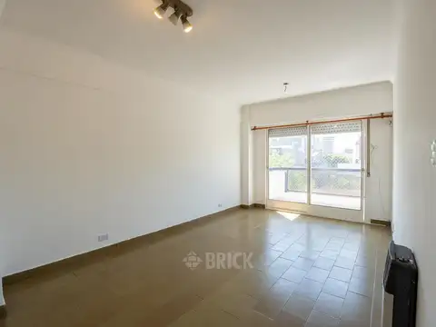 ESTOMBA Y AV. DE LOS INCAS - FRENTE IMPECABLE 45 M2 BALCON TODO SOL