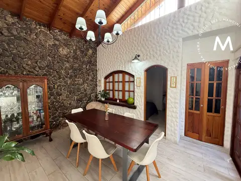 Casa en venta de 4 ambientes con jardín y cochera - Villa Ballester