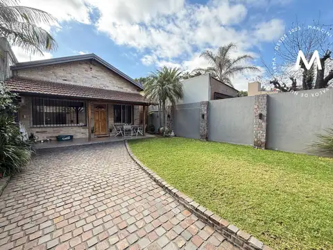 Casa en venta de 4 ambientes con jardín y cochera - Villa Ballester