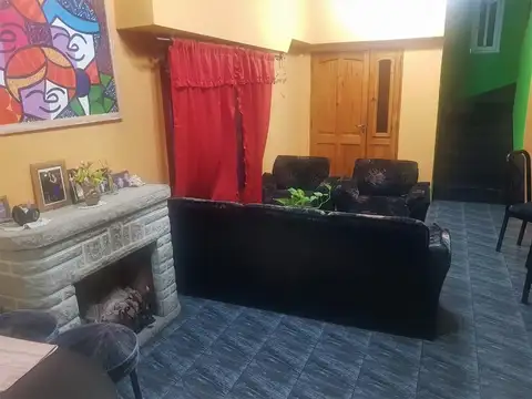 OPORTUNIDAD! CHALET 2 PLANTAS,140M2, 6 AMB.+ QUINCHO O DEPTO C/COCINA Y BAÑO INDEPENDIENTE + COCHERA